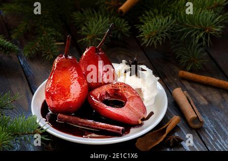 Pochierte Birnen In Gewürztem Rotwein Stockfoto