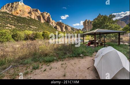 Campingplatz, rhyolite Klippen über Sunny Flat Campground in Cave Creek Canyon, Lebensraum der Riparischen Zone in Chiricahua Mountains, Arizona, USA Stockfoto
