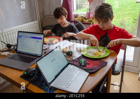 Ein Esstisch in einem britischen Haus muss als Bürotisch, Klassenzimmer und ein Ort zum Essen aufgrund von zu Hause lernen als Folge der Covid Lockdown verdoppeln Stockfoto