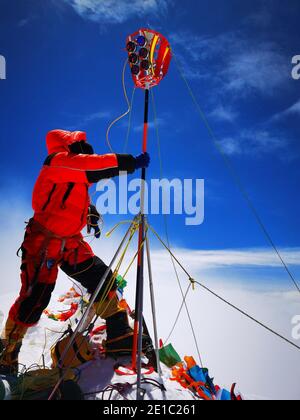 Peking, China. Mai 2020. Ein chinesischer Vermesser führt am 27. Mai 2020 eine Vermessung auf dem Berg Qomolangma durch. Kredit: Tashi Tsering/Xinhua/Alamy Live News Stockfoto