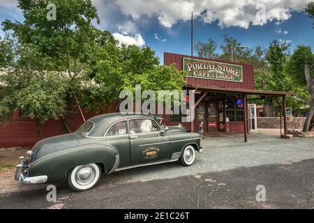 1950 Chevrolet Deluxe, 2-türig, mit Powerglide-Getriebe, Portal Store, in der Nähe des Cave Creek Canyon in Chiricahua Mountains, Portal, Arizona, USA Stockfoto