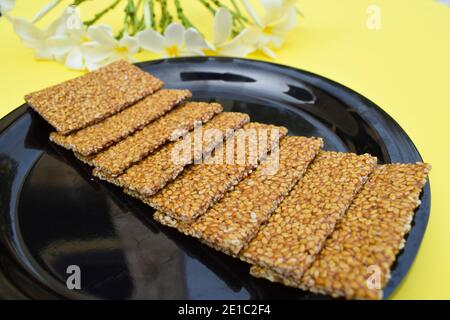 Selektiver Fokus Nahaufnahme von Til sakri oder Tilgul eine indische traditionelle beliebte Süßigkeit aus Sesamsamen und Jaggery. Berühmte Sankranti Festival des Stockfoto