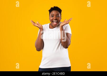 Fröhliche Schwarze Lady Schreien Omg In Aufregung Über Gelben Hintergrund Stockfoto