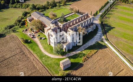 Luftaufnahme der Abtei von San Galgano. Befindet sich etwa 25 Meilen von Siena, in der südlichen Toskana, Italien, Siena Region. Die Zisterzienserabtei Stockfoto