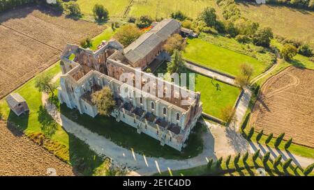 Luftaufnahme der Abtei von San Galgano. Befindet sich etwa 25 Meilen von Siena, in der südlichen Toskana, Italien, Siena Region. Die Zisterzienserabtei Stockfoto