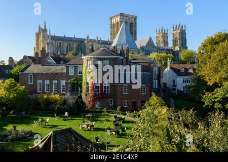 2 historische Grade 1 Wahrzeichen Gebäude - Minster Kirche & Gray's Court Hotel & Garten - von der Stadtmauer im malerischen York, North Yorkshire, England, Großbritannien. Stockfoto