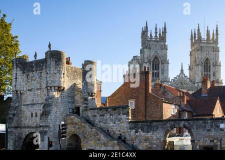 Scenic York - hohe Türme des Minster, rote Pantile Dächer, sonnendurchflutete historische Verteidigungstor (Bootham Bar) & Stadtmauern - North Yorkshire, England, Großbritannien Stockfoto