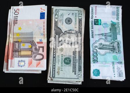 Eine Mischung aus verschiedenen Währungen, Rubel, Dollar und Euro. Stockfoto