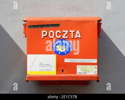 WARSCHAU, POLEN-MAI 16: Rote Briefkasten der Polnischen Nationalpost auf der Straße von Warschau. Die polnische Post wurde 1558.Mai 16,2015 in Warschau gegründet. Stockfoto