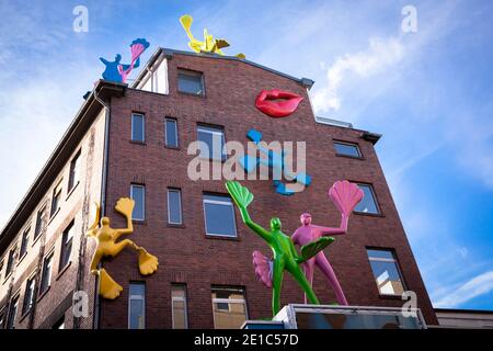 UNICEF Deutschland Büro am Hoeninger Weg im Zollstock Bezirk, Flossi Skulpturen von Rosalie an der Fassade, Köln, Deutschland. Geschaeftsste Stockfoto