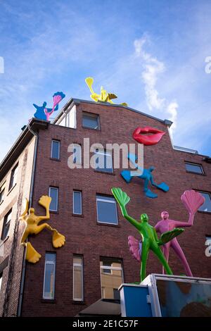 UNICEF Deutschland Büro am Hoeninger Weg im Zollstock Bezirk, Flossi Skulpturen von Rosalie an der Fassade, Köln, Deutschland. Geschaeftsste Stockfoto