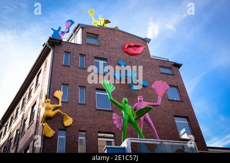 UNICEF Deutschland Büro am Hoeninger Weg im Zollstock Bezirk, Flossi Skulpturen von Rosalie an der Fassade, Köln, Deutschland. Geschaeftsste Stockfoto