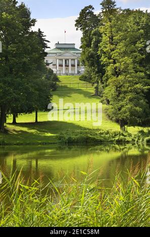 Blick auf Belweder (Palac Belwederski) vom Park der Königlichen Bäder (Lazienki Park) in Warschau. Polen Stockfoto