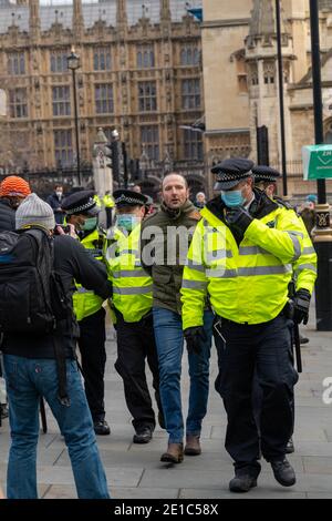 London, Großbritannien. Januar 2021. Kleine Gruppen von Anti-Lockdown-Demonstranten waren zum eintägigen Rückruf des britischen Parlaments auf dem Parliament Square. Metropolitan Polizei verhaftete viele Demonstranten mit den Lockdown-Regeln. Kredit: Ian Davidson/Alamy Live Nachrichten Stockfoto