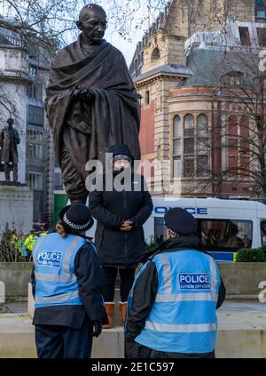 London, Großbritannien. Januar 2021. Kleine Gruppen von Anti-Lockdown-Demonstranten waren zum eintägigen Rückruf des britischen Parlaments auf dem Parliament Square. Metropolitan Polizei verhaftete viele Demonstranten mit den Lockdown-Regeln. Kredit: Ian Davidson/Alamy Live Nachrichten Stockfoto