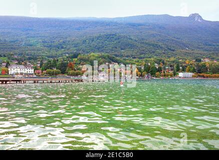 Lac du Bourget und Berge in Frankreich. Berühmte See in der Nähe der Stadt Chambery in Frankreich. Resorts und Hotels an der Seenküste Stockfoto