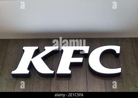 STARIY OSKOL, RUSSLAND - 13. DEZEMBER 2020: Leuchtendes Schild des KFC Fast-Food-Restaurants Stockfoto