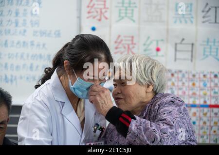 (210106) -- PEKING, 6. Januar 2021 (Xinhua) -- eine ältere Frau interagiert mit einer medizinischen Mitarbeiterin im Wei Yuan Krankenhaus im Bezirk Longhui, Provinz Hunan in Zentralchina, 12. Oktober 2020. Das Krankenhaus hat 2010 die geriatrische Abteilung gegründet, die Altenpflege, Rehabilitation, Unterhaltung und Verpflegung für ältere Bewohner anbietet. (Xinhua/Cai Yang) Stockfoto