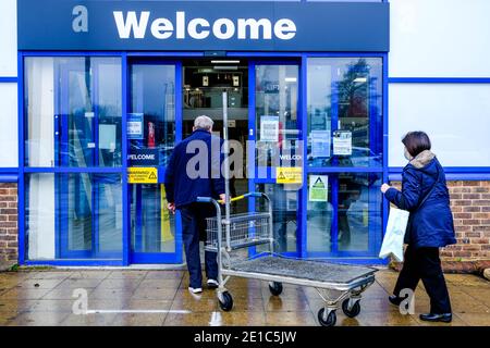 Epsom Surrey, London UK Januar 06 2021, Paar Eingabe EINES Wickes Home Improvement DIY Retail Outlet Stockfoto