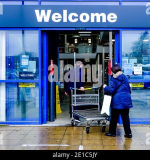 Epsom Surrey, London UK Januar 06 2021, Paar Eingabe EINES Wickes Home Improvement DIY Retail Outlet Stockfoto