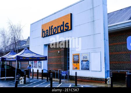 Epsom Surrey, London UK Januar 06 2021, Halfords Autoteil-Händler für die Öffentlichkeit während der Sperrung als ein wesentliches Geschäft geöffnet Stockfoto