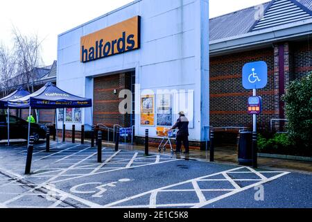 Epsom Surrey, London UK Januar 06 2021, Halfords Autoteil-Händler für die Öffentlichkeit während der Sperrung als ein wesentliches Geschäft geöffnet Stockfoto