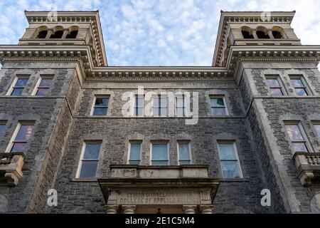 Die Glas- und Steinfassade des Lyman C. Smith College of Applied Science auf dem Campus der Syracuse University in Upstate New York. Stockfoto