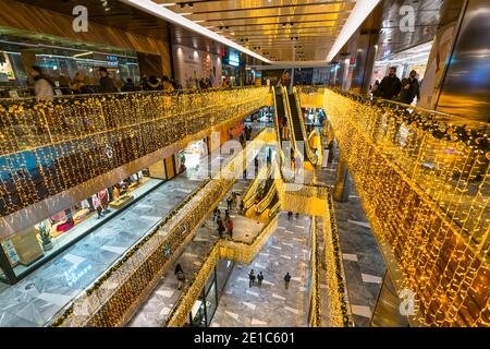 Rolltreppen leuchten an den Weihnachtslichtern der Hudson Yards während der Winterurlaub Stockfoto