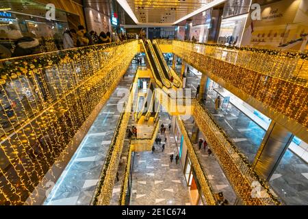 Rolltreppen leuchten an den Weihnachtslichtern der Hudson Yards während der Winterurlaub Stockfoto