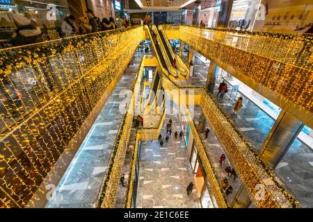 Rolltreppen leuchten an den Weihnachtslichtern der Hudson Yards während der Winterurlaub Stockfoto