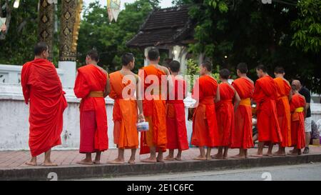 Buddhistische Mönche am Morgen traditionelle Almosen geben in Luang Prabang, Laos. Stockfoto