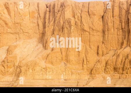 Ägypten, Luxor, Westjordanland, Kalksteinfelsen am Tempel der Hatschepsut Stockfoto