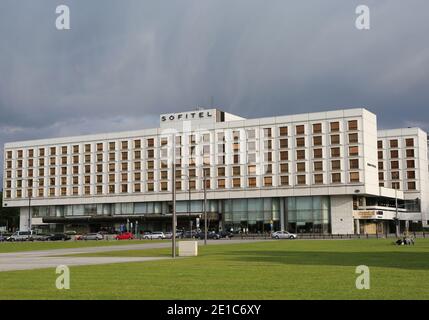 WARSCHAU, POLEN-MAI 15: Luxus-Hotelkette Sofitel zwischen Altstadt und Innenstadt. Mai 15,2015 in Warschau, Polen. Stockfoto