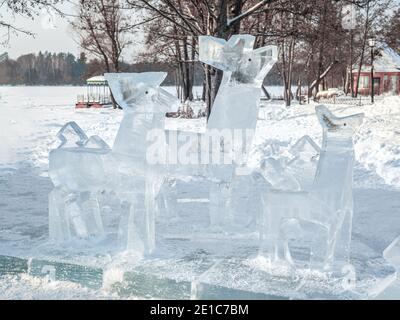 Kazan, Russland - 3. januar 2021: Eisskulpturen Hirsch. Eisinstallation. Skulpturales Bild von Hirschen aus Eis. Winterskulpturen Stockfoto