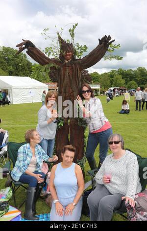 Alloway, Ayrshire, Schottland, Großbritannien, das jährliche Burns an A That Festival . Eine kostenlose Veranstaltung, die vom South Ayrshire Council organisiert wird, um den einheimischen schottischen Dichter Robert Burns zu feiern. Das Festival bietet verschiedene Veranstaltungen von Live-Musik, Wohltätigkeitsstand, Kostümkleid, kostümierte Charaktere, Entertainer, Buskersfun für Erwachsene und Kinder gleichermaßen. Ein Mann, wie ein Baum gekleidet, nähert sich einer Gruppe von Frauen Stockfoto