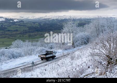 Wetter, Großbritannien. Januar 2021. Redmire, Wensleydale, Großbritannien. Schnee machte Reisen harte Arbeit auf Scarr Top über Redmire in Wensleydale, wie frischer Schnee und unter Null Temepraturen hinzugefügt, um treibende Sorgen. Quelle: Wayne HUTCHINSON/Alamy Live News Stockfoto