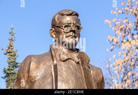 Samara, Russland - 29. Oktober 2020: Bronzestatue des sowjetischen Komponisten Dmitri Schostakowitsch. Autor von Zurab Zereteli Stockfoto