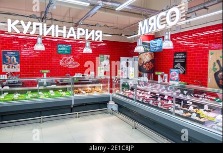 Samara, Russland - 4. Mai 2019: Innenraum des Perekristok Samara Stores. Perekristok ist eine russische Supermarktkette Stockfoto