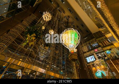 Ballon leuchtet in Weihnachtsfarben auf Hudson Yards während der Winterferien. Stockfoto