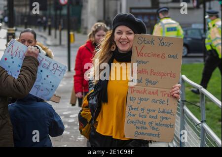 London, Großbritannien. Januar 2021. Ein Anti-Blocking-Anti-Impfprotest beinhaltet kleine Gruppen von Menschen, die auf dem parlamentsplatz herumlaufen und vorgeben, ihre Übungen zu machen, während die Polizei sie weiterbewegt. Der erste Tag der rechtsdurchsetzbaren nationalen Sperre 3. Dies ersetzt Tier-4-Beschränkungen und die Regierung Anweisung ist für alle zu Hause zu bleiben, um den Druck auf die NHS zu sparen. Kredit: Guy Bell/Alamy Live Nachrichten Stockfoto