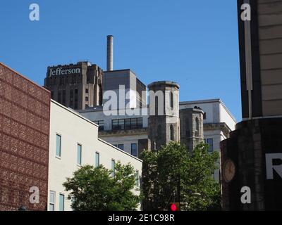 Stephen's Episcopal Church und das Edison Building. Stockfoto