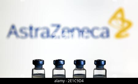 Moskau - 5. Jan 2021: AstraZeneca COVID-19 Impfstoff, medizinische Flaschen mit Impfstoff gegen Coronavirus auf Logo-Hintergrund. Konzept der Corona-Virus-Medikament, inj Stockfoto