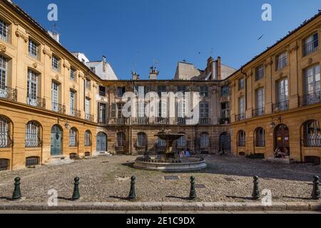 Aix en Provence Frankreich 11. Juli 2015 : Place D'Albertas Brunnen und verwitterte alte Gebäude Stockfoto