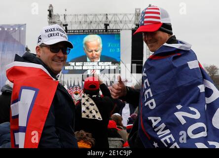 Washington, Usa. Januar 2021. Trump-Anhänger versammeln sich am 6. Januar 2021 auf der Ellipse in der Nähe des Weißen Hauses in Washington zur Rettet Amerika-Kundgebung. Foto von Yuri Gripas/ABACAPRESS.COM Quelle: ABACAPRESS/Alamy Live News Stockfoto