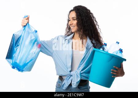 Lady Holding Kunststoff Müllbeutel Und Eimer Posiert Im Studio Stockfoto