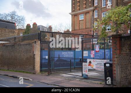 London, Großbritannien. Januar 2021. Eine Grundschule wurde wegen der Coronavirus-Pandemie am 6. Januar 2021 in London geschlossen. Premierminister Boris Johnson kündigte diese Woche an, dass alle Schüler in ganz England - mit Ausnahme der Kinder von Schlüsselarbeitern und schutzbedürftigen Schülern - vom 6. Januar bis zur Halbzeit im Februar in die Fernausbildung umziehen werden. Bildungsminister Gavin Williamson gab heute bekannt, dass Gsce und A-Stufen in diesem Sommer gestrichen werden und dass Schulen gesetzlich verpflichtet seien, 5 Stunden Online-Unterricht pro Tag zu liefern. (Foto: Claire Doherty/Sipa USA) Quelle: SIPA USA/Alamy Live News Stockfoto