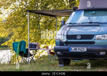 VW T4 Camping mit Offroad Camper VW T4 Syncro California Coach Campervan mit Pop-up-Dach am Fluss Dordogne, Frankreich Stockfoto