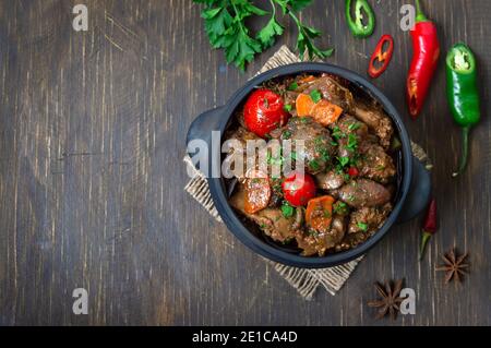 putenleber mit Gemüse in einem Topf rösten. Köstliche diätetische Mahlzeit. Rustikaler Stil. Draufsicht. Speicherplatz kopieren. Stockfoto