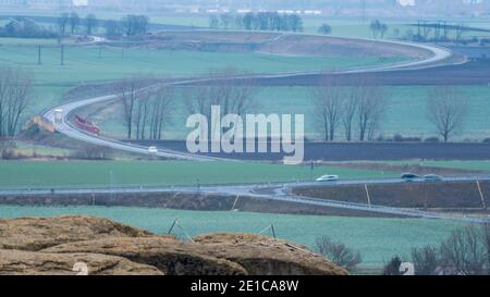 Halberstadt, Deutschland. Dezember 2020. Vom Klusfelsen bei Halberstadt hat man diesen Blick auf eine kurvenreiche Landstraße. Quelle: Stephan Schulz/dpa-Zentralbild/ZB/dpa/Alamy Live News Stockfoto