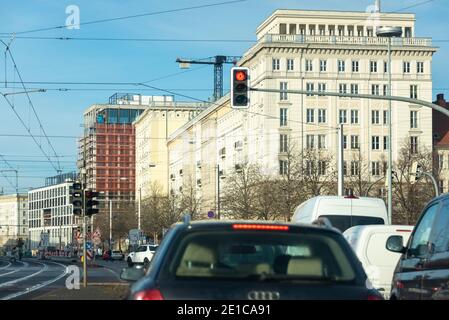 21. Dezember 2020, Sachsen-Anhalt, Magdeburg: Von der Konditorarchitektur zum modernen Gebäude. Blick auf sogenannte Stalinbauten im Zuckerbäcker-Stil auf der Ernst-Reuter-Allee in Magdeburg. Die Straße im Zentrum der Landeshauptstadt ist teilweise geprägt von einer Reihe prächtiger Wohnblocks aus den 1950er Jahren im Stil des sozialistischen Klassizismus. Außerdem drehen sich derzeit Baukrane. Die Stadtwerke (SWM) bauen ein neues Verwaltungsgebäude. Foto: Stephan Schulz/dpa-Zentralbild/ZB Stockfoto